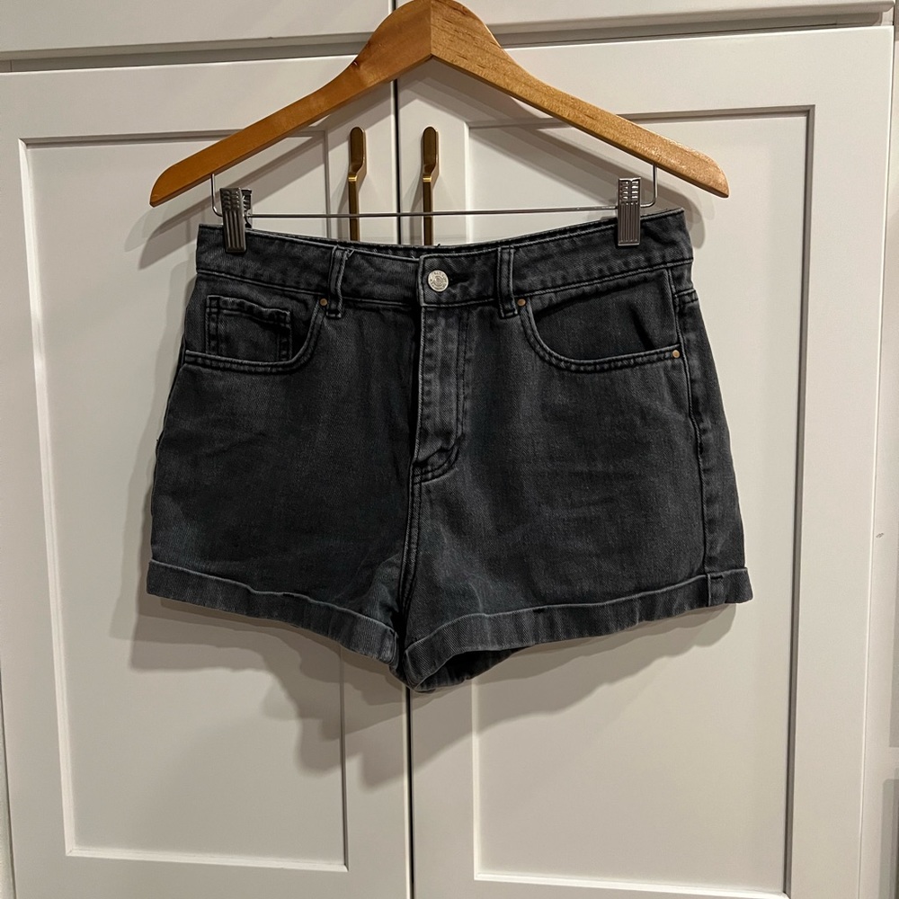 PACSUN size 28 Mom Jean black rolled up shorts